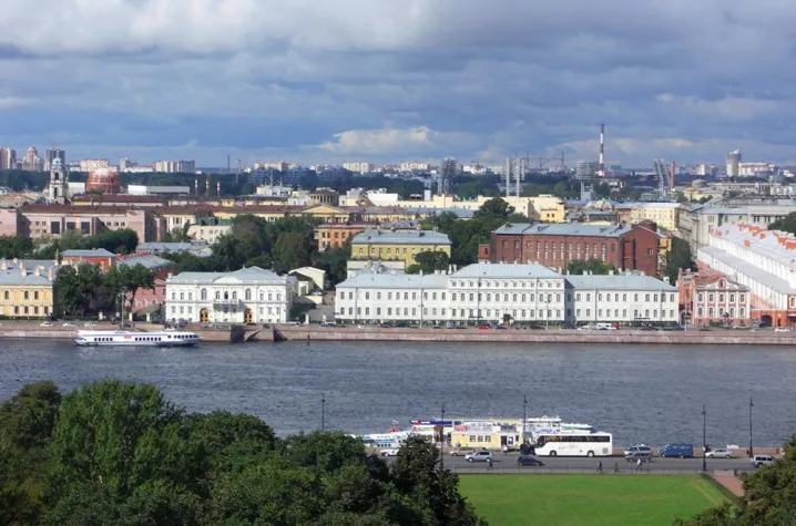 Bild: St. Petersburg im Juni – Weiße Nächte halten die Stadt rund um die Uhr in Bewegung