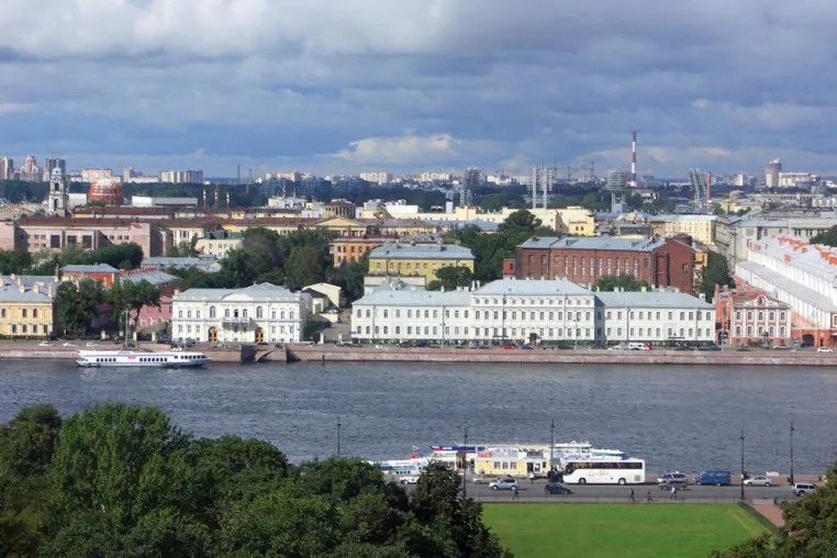 St. Petersburg im Juni – Weiße Nächte halten die Stadt rund um die Uhr in Bewegung Bild: St. Petersburg im Juni – Weiße Nächte halten die Stadt rund um die Uhr in Bewegung
