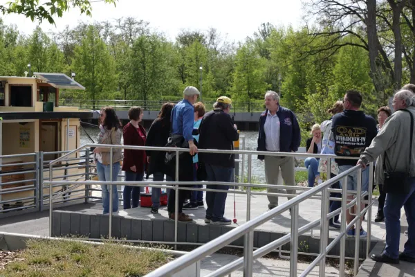 Bild: Denise Blum - Dann dreht sie die Musik ganz laut und macht es kunterbunt