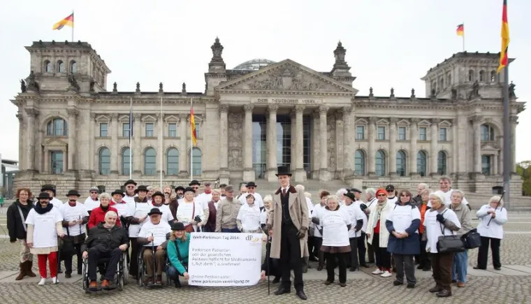 Bild: „Wir leben mit James“ – Parkinson-Patienten vor dem Reichstag