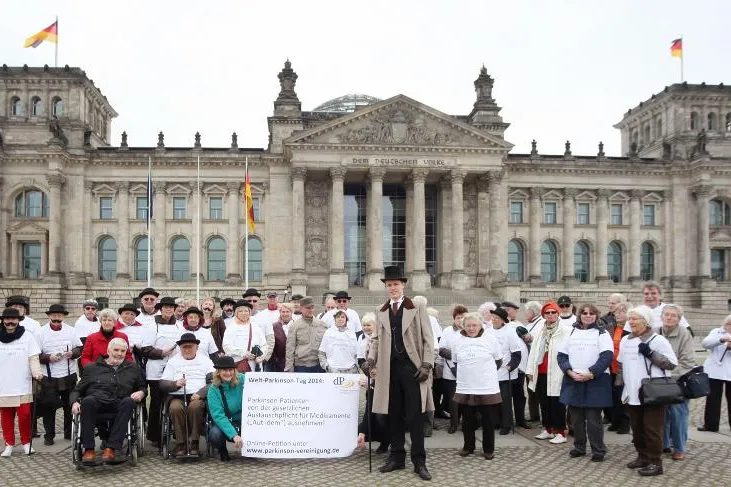 Bild: „Wir leben mit James“ – Parkinson-Patienten vor dem Reichstag