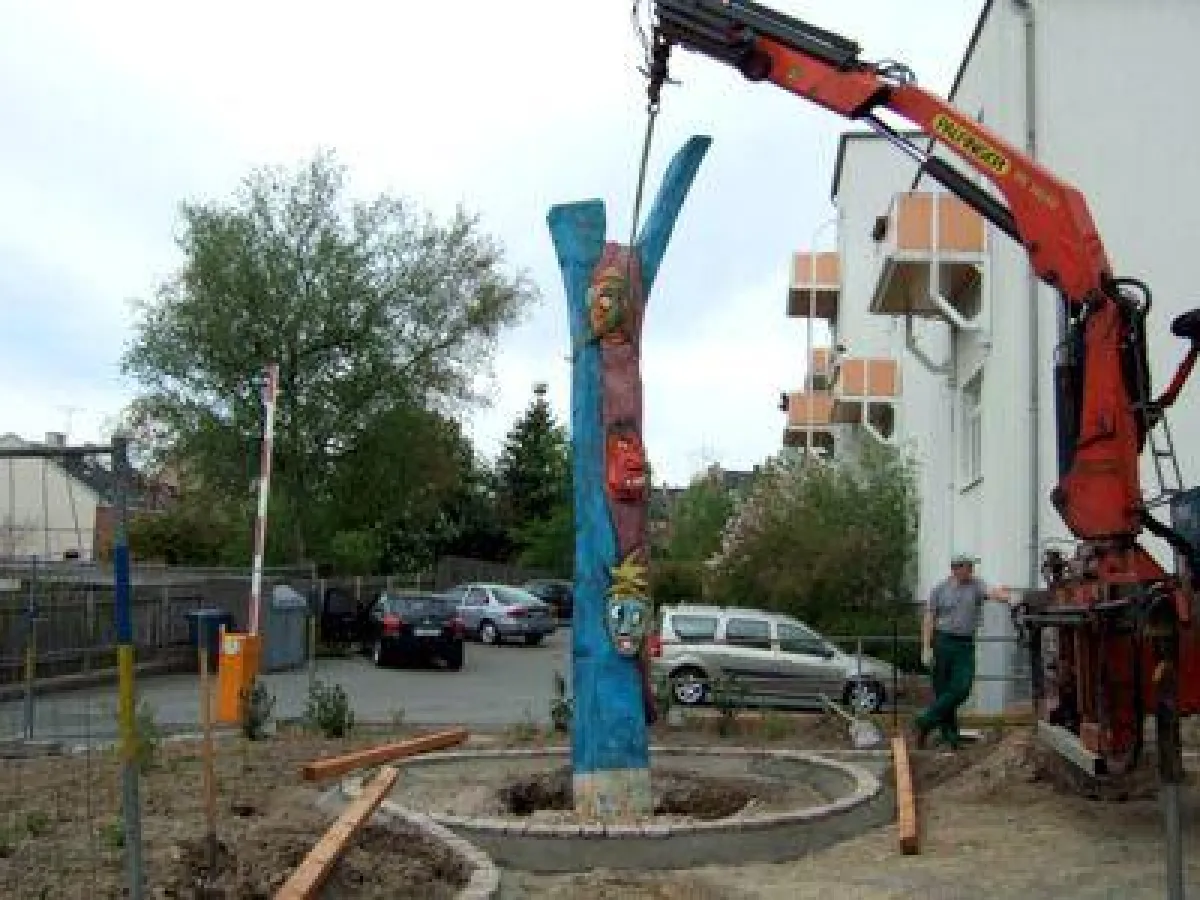 Holzskulptur Weinholdplatz in Reichenbach / Sachsen, der Landesgartenschaustadt 2009