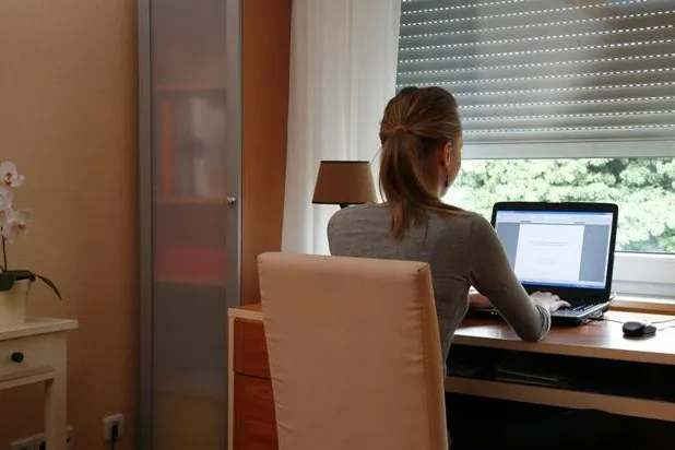 Sonnenschutz im Home-Office - besser arbeiten bei optimalem Raumlicht Bild: Sonnenschutz im Home-Office - besser arbeiten bei optimalem Raumlicht