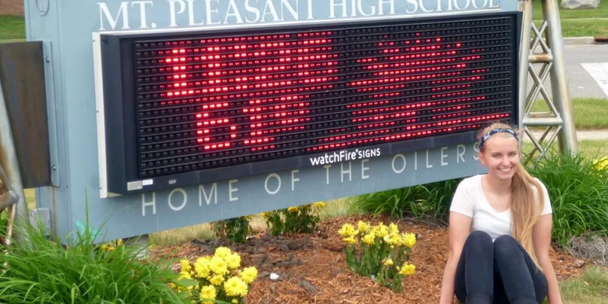 Schüleraustausch USA: Austauschschülerin vor ihrer High School (Foto: Stiftung Völkerverständigung)