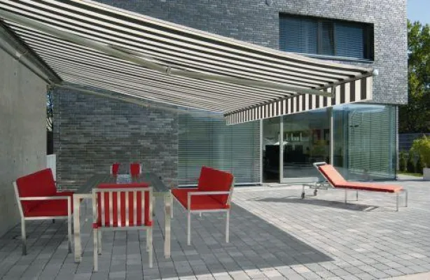 Bild: Terrassenmöbel und Markisen aus Edelstahl