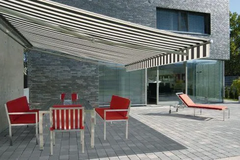 Terrassenmöbel und Markisen aus Edelstahl Bild: Terrassenmöbel und Markisen aus Edelstahl