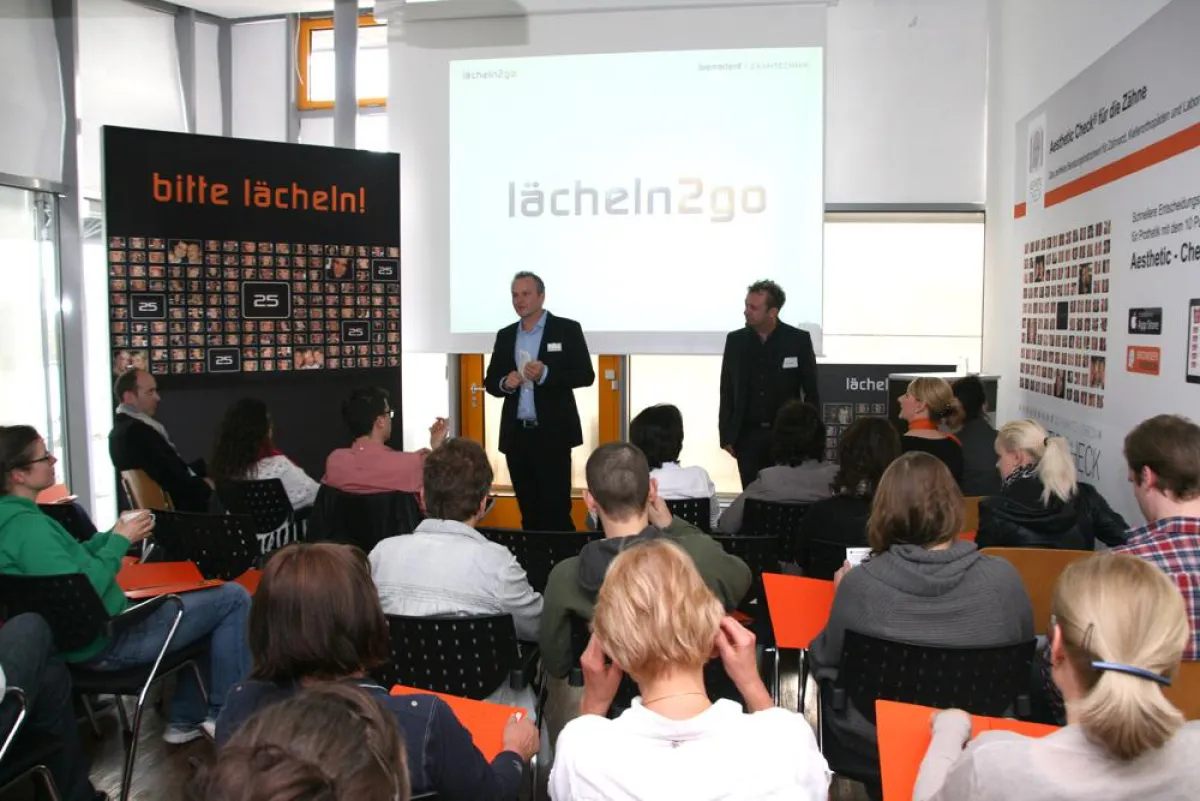 Schöneres Lächeln in 30 Sekunden- Individuell gefertigte Schalen einfach einsetzen wie Kontaktlinsen