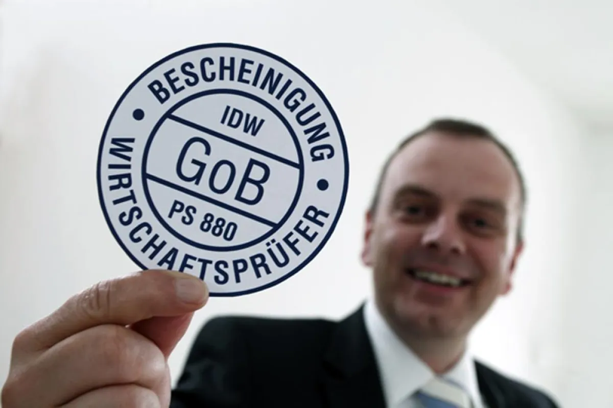 TRANSDATA-Vertriebsleiter Andreas Prüfig mit GoB-Prüfplakette für Komalog.