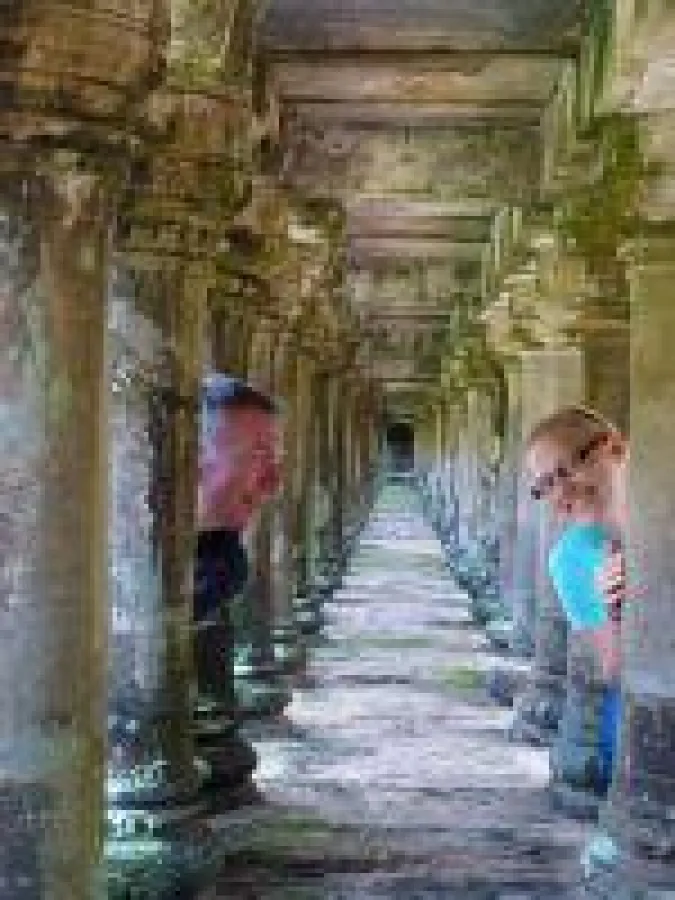 Doreen und Richard erkunden den Baphoun, einen Tempelberg im antiken Angkor Thom, nahe dem heutigen Siem Reap, Kambodscha