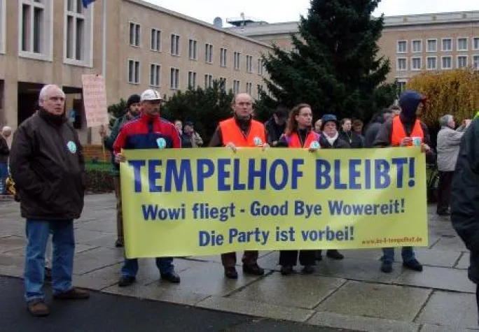 Bild: Flughafen Tempelhof - Wer veranlasst die Schändung der Trauerstelle?