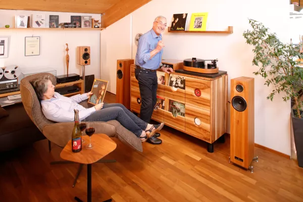Bild: Auf der High End Hifi Messe zeigen die Möbelmacher Plattenspieler, Boxen und Verstärker aus Massivholz