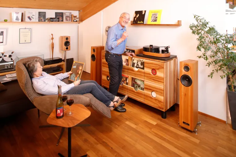Bild: Auf der High End Hifi Messe zeigen die Möbelmacher Plattenspieler, Boxen und Verstärker aus Massivholz