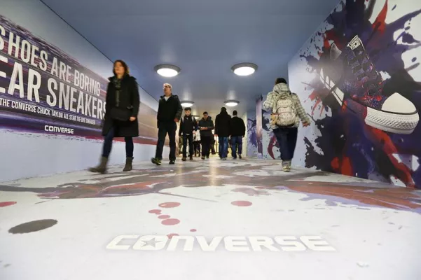 Bild: CONVERSE – unübersehbar –