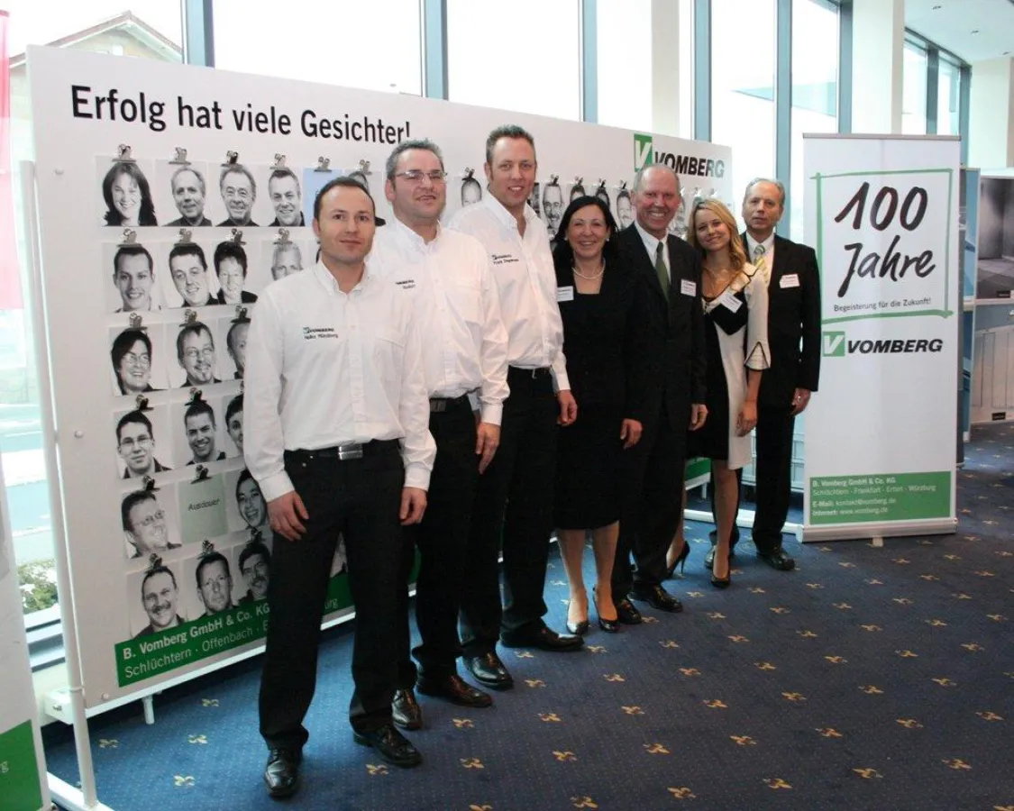 Kick-Off-Veranstaltung für 100 Jahre Vomberg: Der Türen-Objekt-Kongress im Esperanto Fulda mit (v.l.n.r.) Heiko Münzberg (Niederlassungsleiter Erfurt), Markus Rudolf (Niederlassungsleiter Offenbach), 