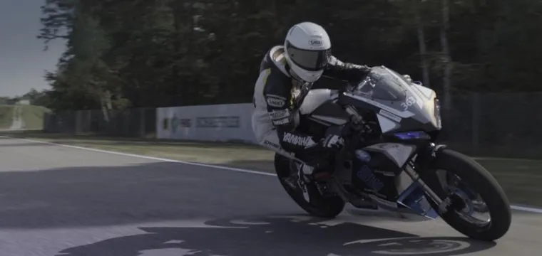 Bild: Die h_da auf der IAA mit Elektro-Sportmotorrad „Gauss “ und Formula Student-Rennwagen "F17"