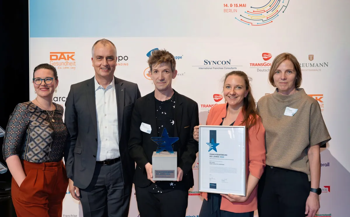 Freude über den Gewinn des Awards „Franchisegründung des Jahres“ (© Deutscher Franchiseverband)
