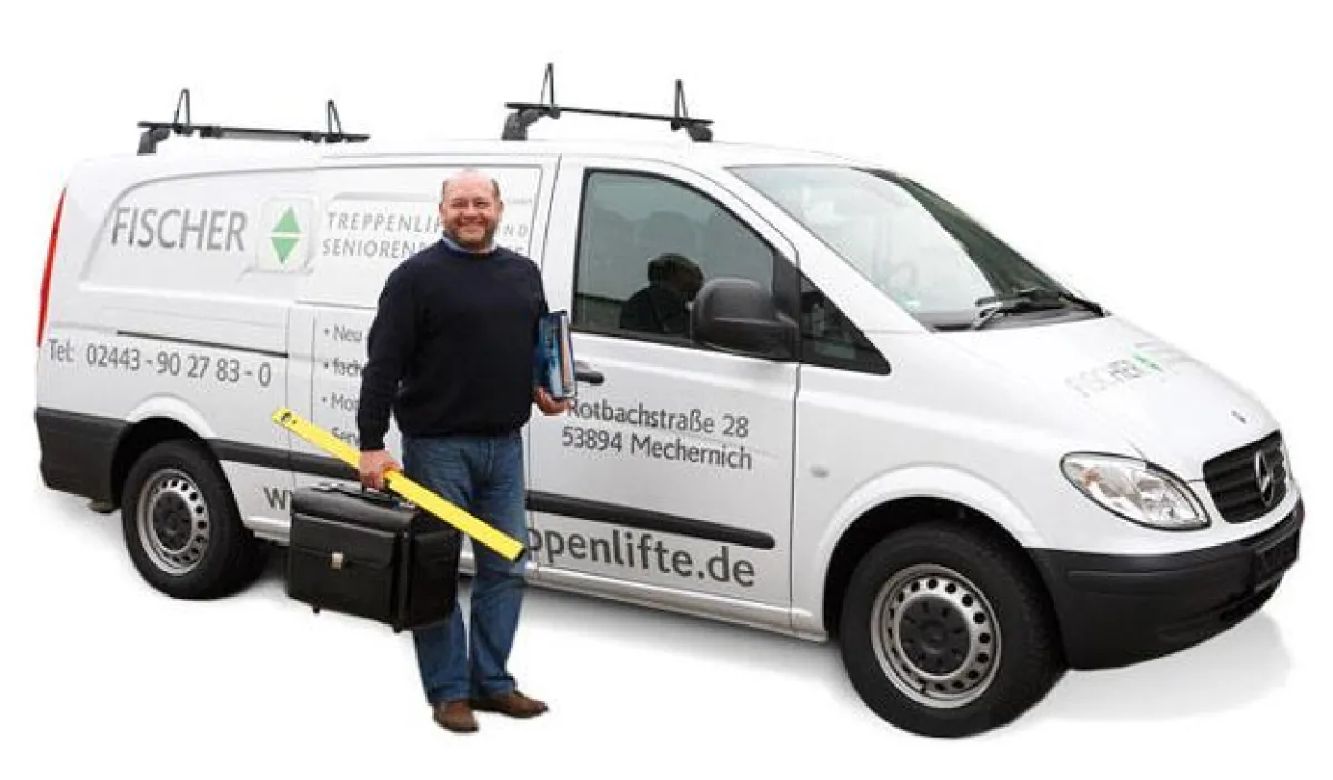 Thomas Fischer mit Service-Wagen