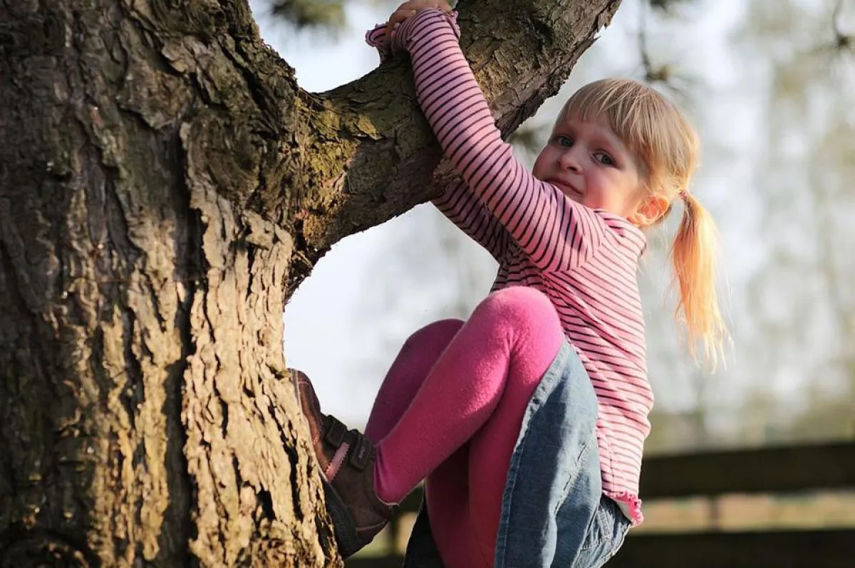 Foto (adpic/ M. Kempf): Kinder sollen wieder mehr in und mit der Natur spielen können.