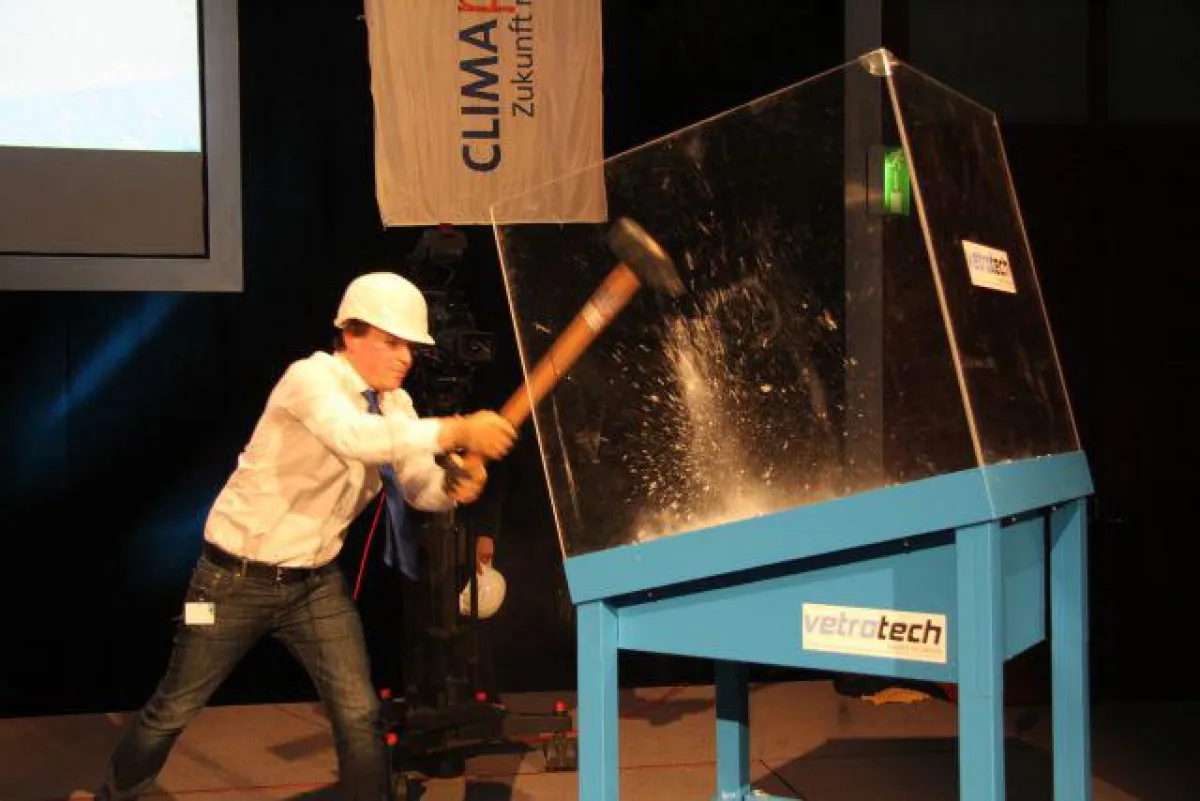 Demonstration der durchbruchhemmenden Verglasung | POLYGARD ATTACK © VETROTECH Saint-Gobain