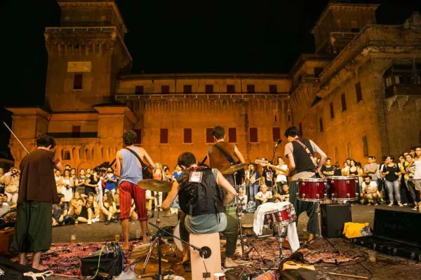 Bild: Straßenmusik auf historischem Pflaster - das 32. „Ferrara Buskers Festival“ verzaubert die Stadt am Po