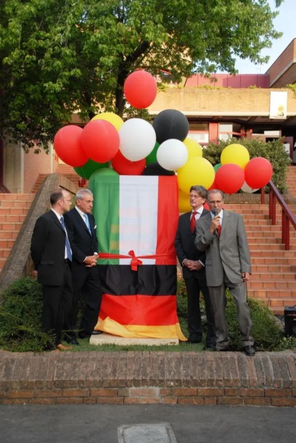 Freuten sich über die offizielle Einweihung der Photovoltaik-Anlage (von links): Berthold Breid von der dena, der Vorstand von IBC SOLAR AG, Udo Möhrstedt, der Deutsche Botschafter Michael H. Gerdts s