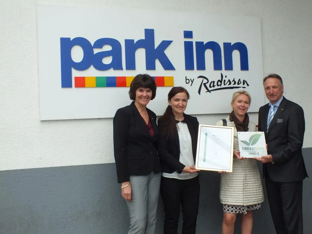 Kathrin Lange (Trainingsmanagerin Park Inn Berlin Alexanderplatz), Nizama Mehmeti (Infracert), Suzan