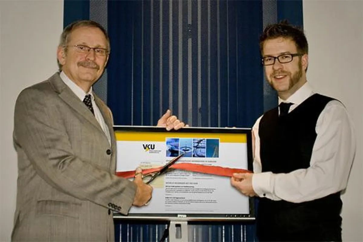 (v.l.): VKU Landesvorsitzender Werner Spaniol und Stereobrand Inhaber Bernd Schmitt „eröffnen“ das neue Internetportal des VKU Saar.