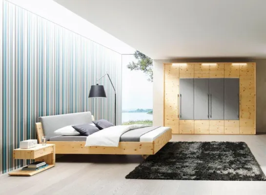 Bild: Hell, freundlich und gesund – Schlafzimmer in Zirbenholz sorgen für guten Schlaf