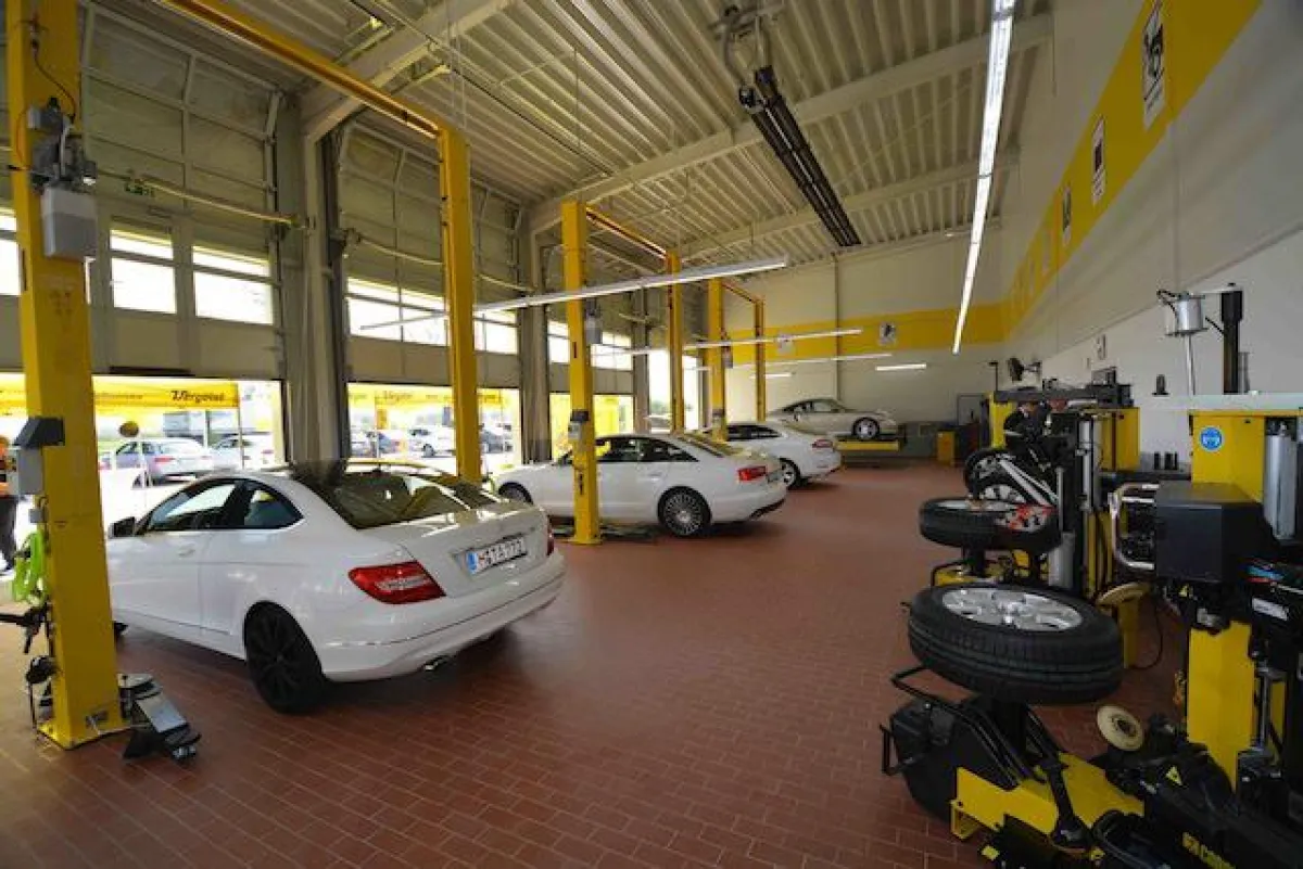 Die große Werkstatt der Vergölst Filiale neuester Generation ist mit sechs Hebebühnen ausgestattet