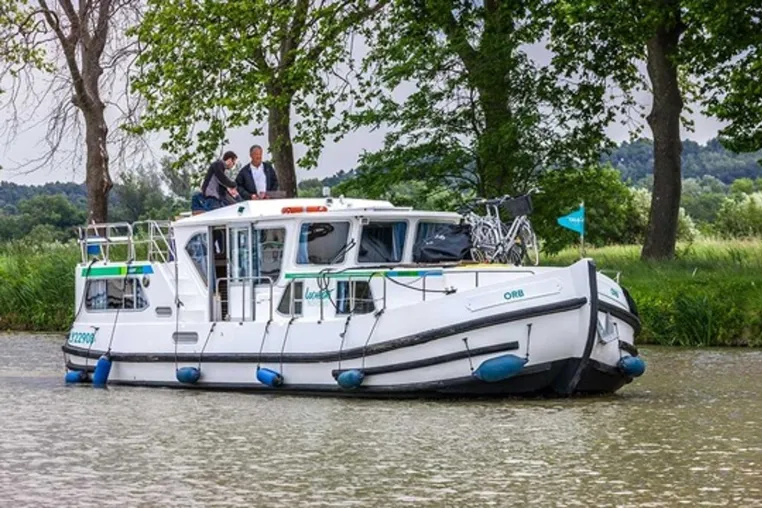 Bild: „12 Mann in einem Boot“ – Hausbooturlaub unter Männern mit Locaboat Holidays – Abenteuer und Action inklusive