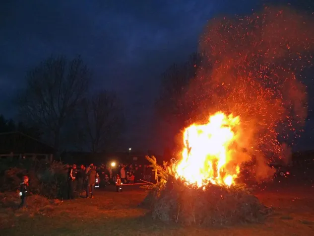 Bild: Weihnachtsbaumverbrennen zieht viele Gäste nach Renneritz