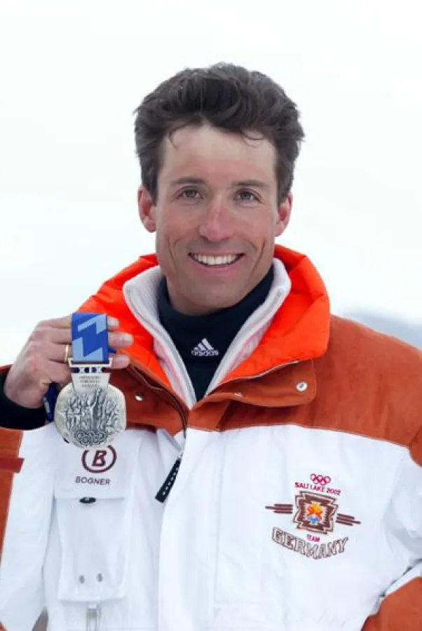 Olympia-Silbermedaillengewinner Peter Schlickenrieder steht für einen guten Zweck in der Manege