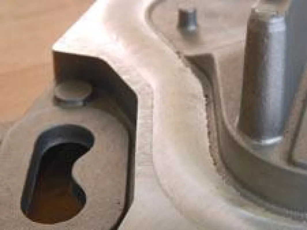 Rührreibgeschweißte Naht an einem Aluminiumgussteil.