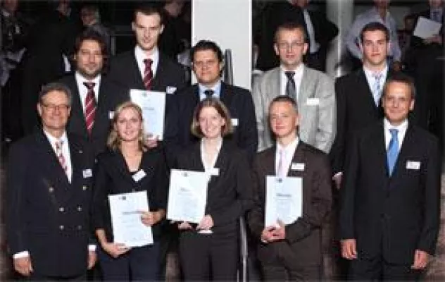 Bild: Die IHK gratuliert Happyware und dessen Auszubildendem Mark Bahnweg zur Auszeichnung Berufsbeste 2009