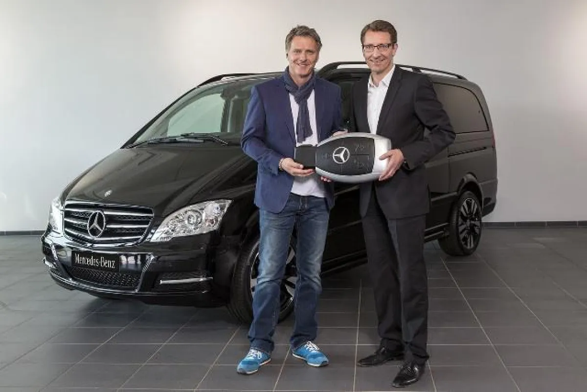 Matthias Hindemith (r.), Mitgl. Geschäftsleitung Mercedes-Benz Vertrieb Deutschland mit Jörg Pilawa