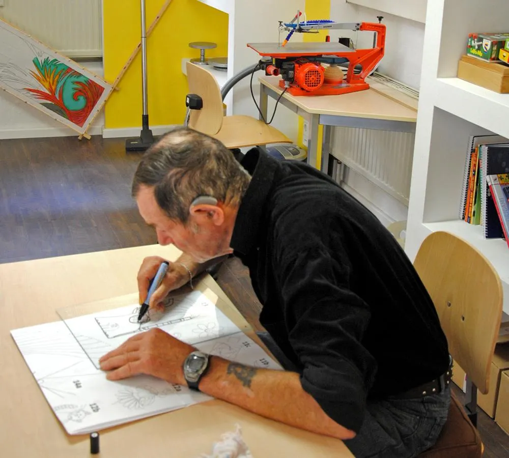 Bewohner des Wohnheimes vertieft in Feinmotorikübungen