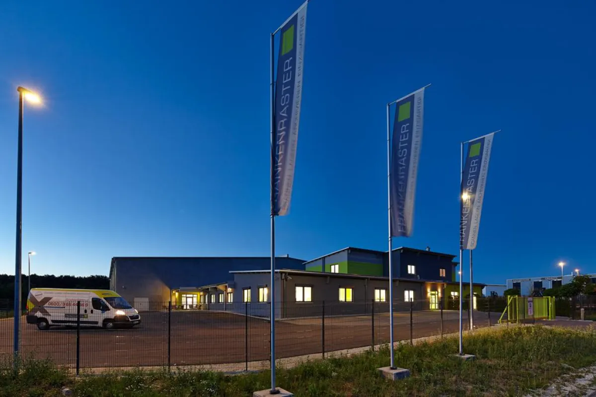 Das Hauptgebäude der FRANKENRASTER