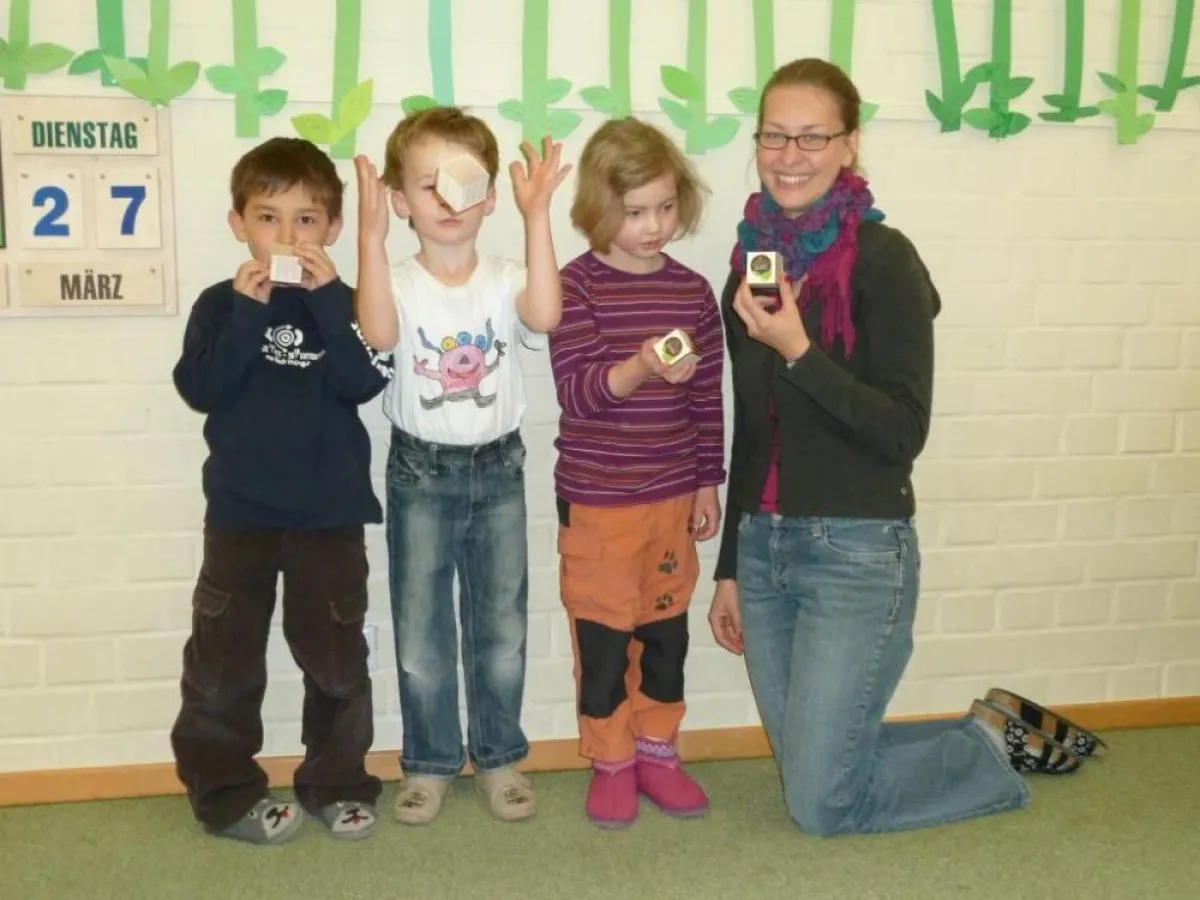 (v.l.n.r.) Jonas, Lenn und Rosa mit Erzieherin Johanna im Kindergarten Nieder-Beerbach mit den Holzw