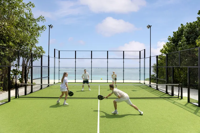 Padel-Retreat im Le Méridien Maldives Resort & Spa mit Juani Mieres, frühere Nummer 1 der Padel-Weltrangliste Bild: Padel-Retreat im Le Méridien Maldives Resort & Spa mit Juani Mieres, frühere Nummer 1 der Padel-Weltrangliste