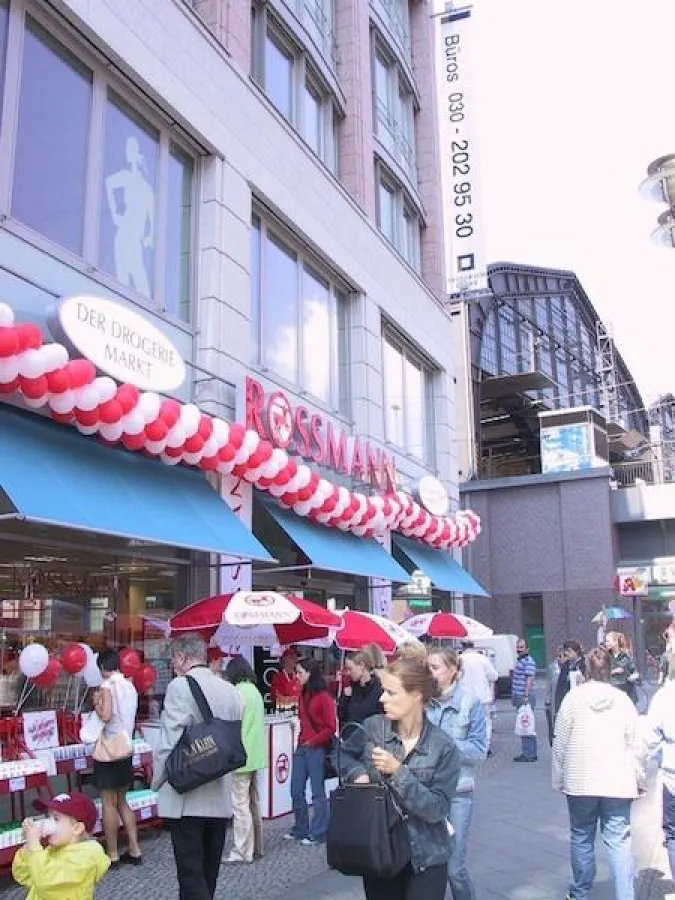 Der Rossmann-Markt in Berlin-Mitte, Friedrichstraße 147, ist die repräsentativste Rossmann-Repräsentanz unter den 107 Märkten der Hauptstadt.