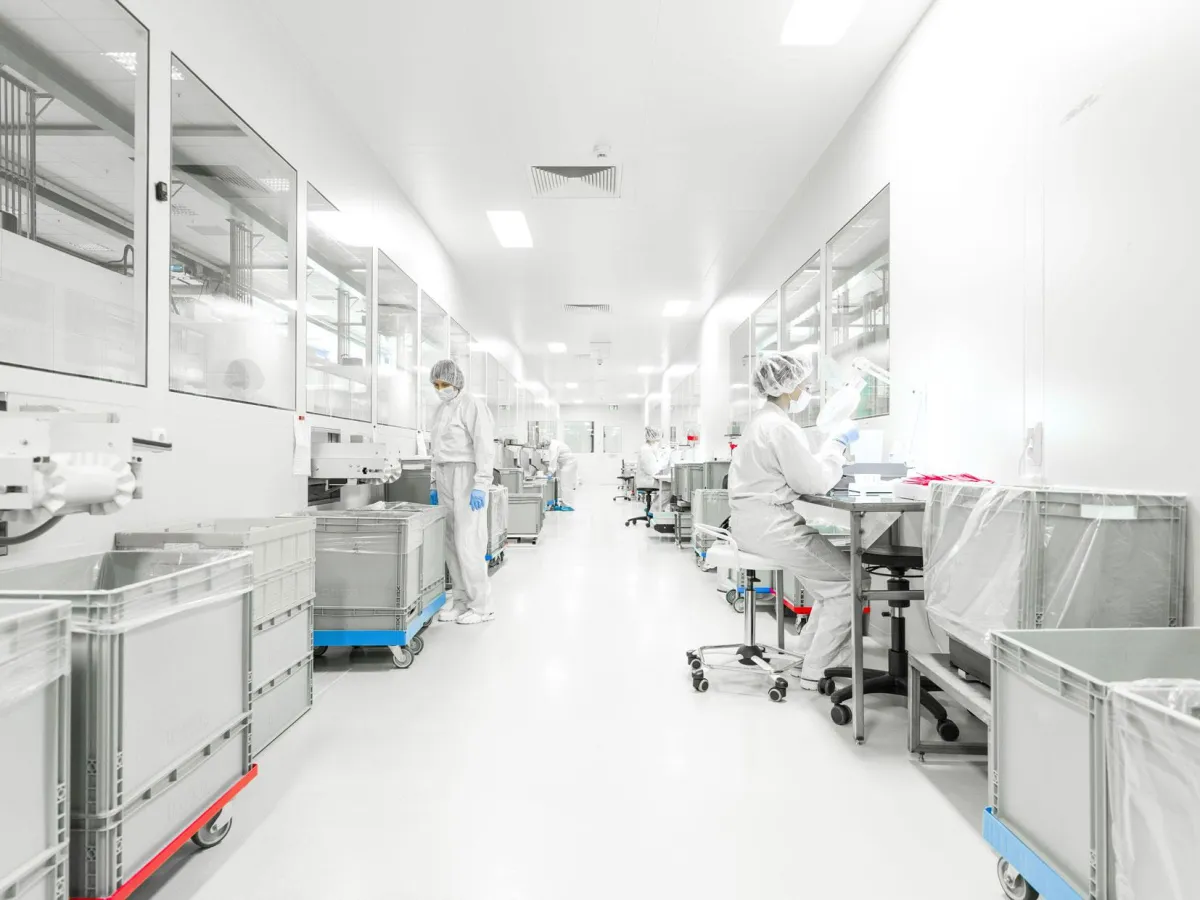 Medizinische Kunststoffkomponenten, die unter Reinraumbedingungen hergestellt werden © Riegler