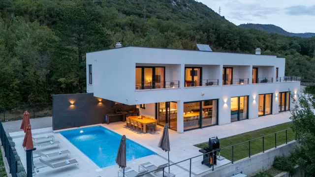 Bild: Villa Adria Blue in Bakarac deckt 100 % Eigenbedarf mit 17-kW-Solaranlage – Überschuss geht ins Netz