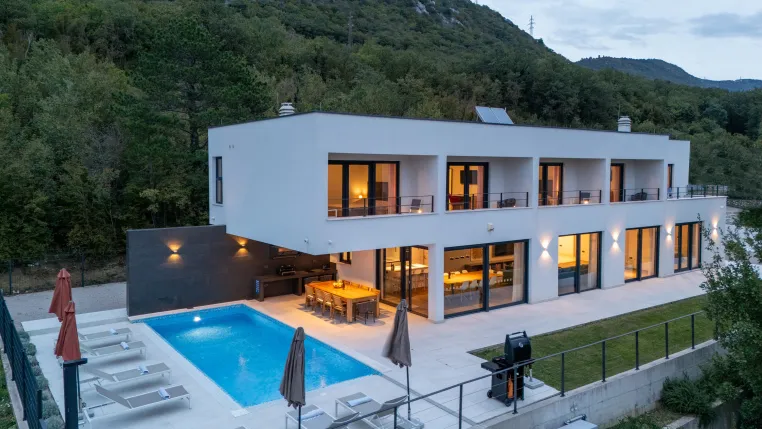 Villa Adria Blue in Bakarac deckt 100 % Eigenbedarf mit 17-kW-Solaranlage – Überschuss geht ins Netz Bild: Villa Adria Blue in Bakarac deckt 100 % Eigenbedarf mit 17-kW-Solaranlage – Überschuss geht ins Netz