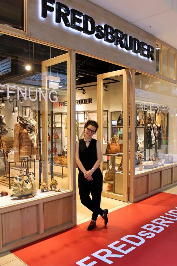 Designerin Constanze Alef vor dem Shop in Essen