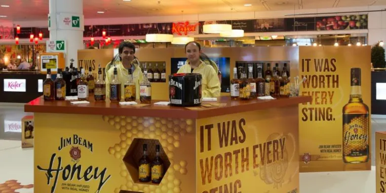 Bild: Bienenstock am Flughafen München Spektakuläre PoS-Aktion für neue Whiskey-Sorte Jim Beam Honey