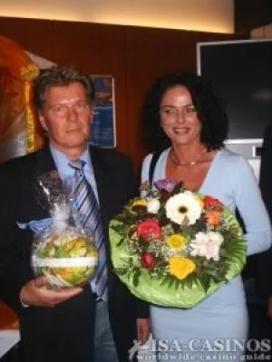 Bild: Die Gewinner des Baccara-Turniers erhielten Ostereier, gefüllt mit harten Euros