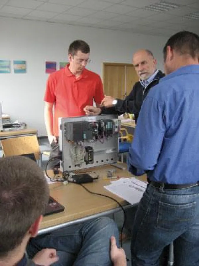 Hans-Ludwig Göhringer erklärt den Teilnehmern verschiedene Messverfahren zur Suche nach EMV-Störern.