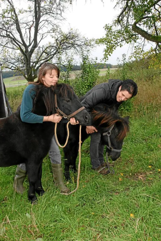 Angekommen: Dr. Christiane Baumgartl-Simons (li) vom Bundesverband und Ruth Wirtz vom Lebenshof nehmen die Ponys in Empfang. Quelle: www.foto-hoeller.de