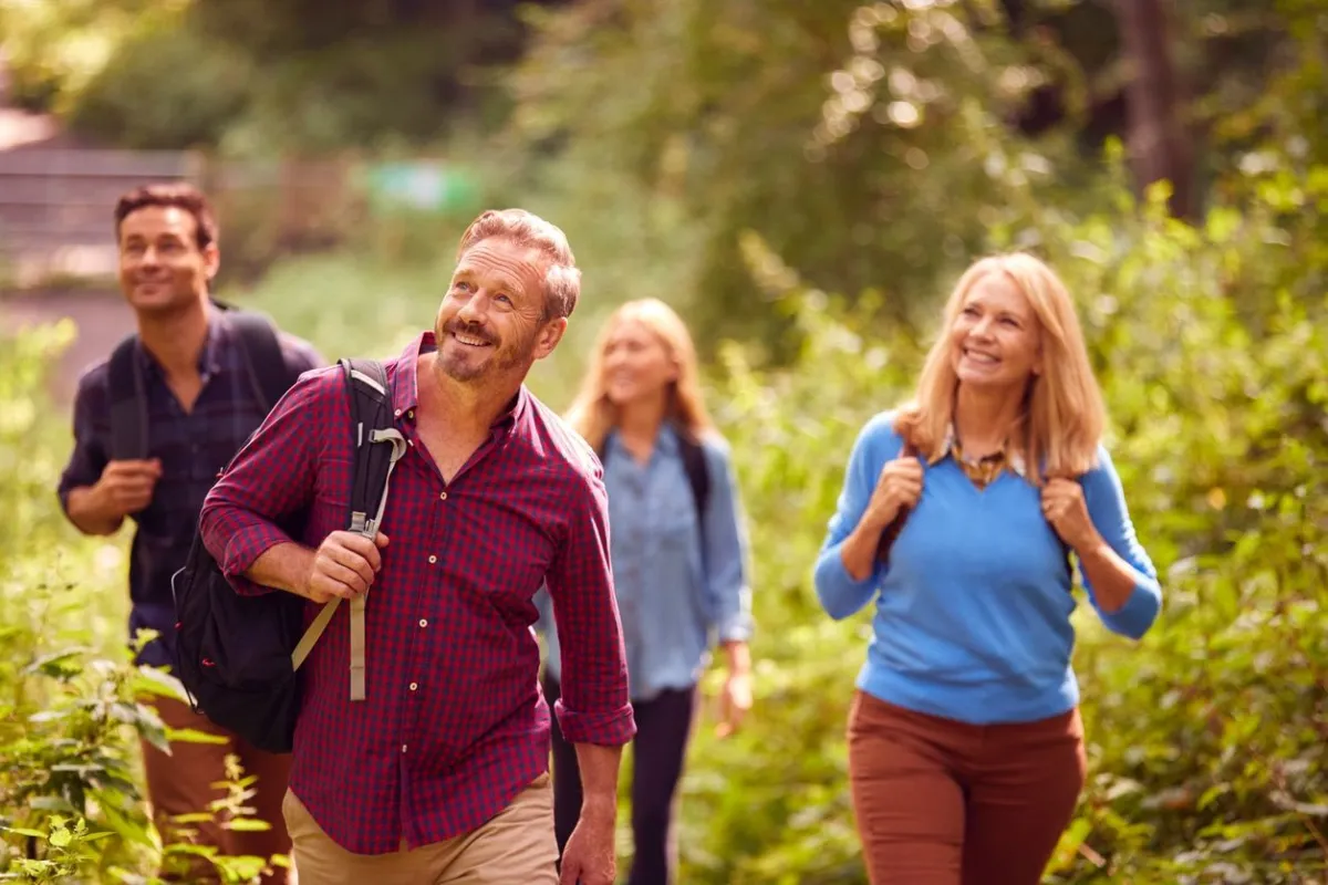 Gemeinsam Wandern verbindet (© Bildnachweis: iStock.com)