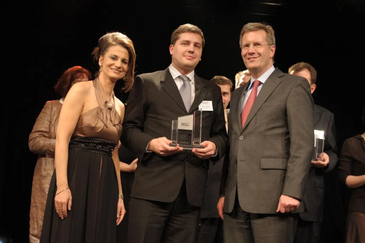 Daniel Gollmann (Mitte) auf der Mutmacher-Gala in Berlin